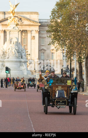 Londra, Regno Unito. Il 4 novembre 2018. I partecipanti nel più antico del mondo manifestazione motoristica pass Buckingham Palace dopo lasciando Hyde Park poco dopo l'alba. Le vetture, numerazione nel loro centinaia e tutte costruite prima del 1905, ha preso una sessantina di miglio percorso attraverso Londra, terminante sulla costa sud resort di Brighton. Credito: Andrew Plummer/Alamy Live News Foto Stock