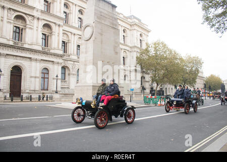 Londra REGNO UNITO. 4 novembre 2018 . I partecipanti in Pre 1905 quattro ruote di automobili e antiche automobili auto giù Whitehall che prendono parte alla Bonhams Londra a Brighton 60 miglio viaggio nel veterano auto Run, la più lunga del mondo in esecuzione evento motoristico. Il Run commemora l'Emancipazione eseguire del 14 novembre 1896, che ha celebrato i locomotori sull'autostrada atto, quando il limite di velocità per 'luce locomotori' è stata sollevata da 4 mph a 14 mph, eliminando la necessità per i veicoli devono essere precedute da un uomo a piedi Credito: amer ghazzal/Alamy Live News Foto Stock