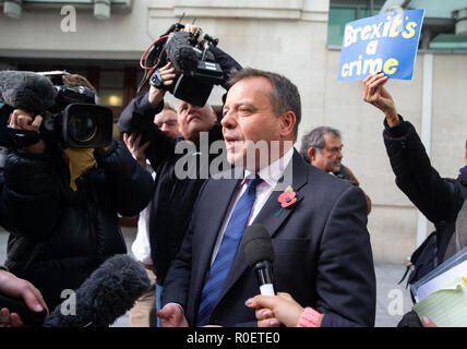 Londra, Regno Unito. 4 Nov 2018. Imprenditore Contraversial, Arron banche, lascia la BBC studios dopo che compaiono su "L'Andrew Marr Show'. Si è sostenuto che egli può aver tratto in inganno il Parlamento europeo sui collegamenti tra la sua pro-Brexit campagna e la sua attività assicurative durante il referendum sull'Unione europea. Centinaia di messaggi di posta elettronica interni trapelate da ex dipendenti da Eldon Assicurazioni e servizi di roccia rivelano che l'assicurazione personale ha lavorato sul lasciare la campagna dell'UE dalla loro azienda uffici. Egli nega queste rivendicazioni. Credito: Tommy Londra/Alamy Live News Foto Stock