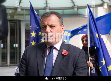 Londra, Regno Unito. 4 Nov 2018. Imprenditore Contraversial, Arron banche, lascia la BBC studios dopo che compaiono su "L'Andrew Marr Show'. Si è sostenuto che egli può aver tratto in inganno il Parlamento europeo sui collegamenti tra la sua pro-Brexit campagna e la sua attività assicurative durante il referendum sull'Unione europea. Centinaia di messaggi di posta elettronica interni trapelate da ex dipendenti da Eldon Assicurazioni e servizi di roccia rivelano che l'assicurazione personale ha lavorato sul lasciare la campagna dell'UE dalla loro azienda uffici. Egli nega queste rivendicazioni. Credito: Tommy Londra/Alamy Live News Foto Stock