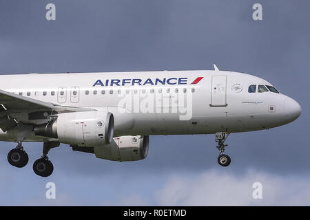 Amsterdam Schiphol, Paesi Bassi. Il 30 agosto, 2018. Air France Airbus A320-200 con registrazione F-HEPA visto lo sbarco a l'aeroporto internazionale Schiphol di Amsterdam nei Paesi Bassi. Il velivolo è in volo dal dicembre 2009, è dotato di 2 CFM56-5 motori e ha una configurazione del sedile di 174 economy class. Air France collega Amsterdam a Clermont-ferrand, Nantes, Parigi '"' Aeroporto Charles de Gaulle, Rennes, Strasburgo e stagionali e a Marsiglia. Air France ha una flotta di 212 velivoli. Credito: Nicolas Economou SOPA/images/ZUMA filo/Alamy Live News Foto Stock