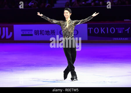 Helsinki, Finlandia. 4 Nov 2018. Il Giappone Yuzuru Hanyu (1in uomini pattinaggio gratuito) durante la cerimonia della vittoria per gli uomini liberi del gioco al ISU Grand Prix di Pattinaggio di figura 2018 Helsinki a Helsinki sala ghiaccio (Helsingin Jaahalli) Domenica, 04 novembre 2018. HELSINKI . (Solo uso editoriale, è richiesta una licenza per uso commerciale. Nessun uso in scommesse, giochi o un singolo giocatore/club/league pubblicazioni.) Credito: Taka Wu/Alamy Live News Foto Stock