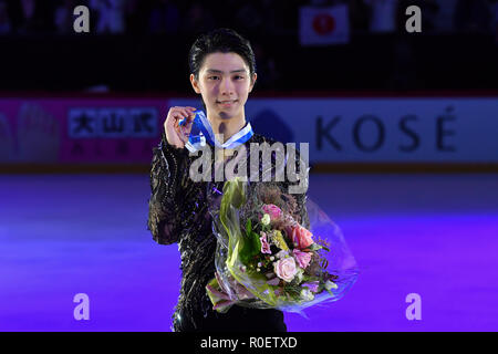 Helsinki, Finlandia. 4 Nov 2018. Il Giappone Yuzuru Hanyu (1in uomini pattinaggio gratuito) durante la cerimonia della vittoria per gli uomini liberi del gioco al ISU Grand Prix di Pattinaggio di figura 2018 Helsinki a Helsinki sala ghiaccio (Helsingin Jaahalli) Domenica, 04 novembre 2018. HELSINKI . (Solo uso editoriale, è richiesta una licenza per uso commerciale. Nessun uso in scommesse, giochi o un singolo giocatore/club/league pubblicazioni.) Credito: Taka Wu/Alamy Live News Foto Stock