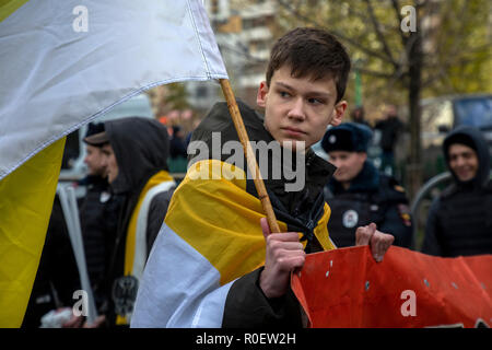 Mosca, Russia. 4 Novembre, 2018. Nazionalisti russi prendere parte in un 'russo marzo' attaccato all'unità nazionale il giorno, a Mosca, Russia Credito: Nikolay Vinokurov/Alamy Live News Foto Stock