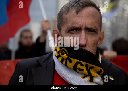 Mosca, Russia. 4 Novembre, 2018. Nazionalisti russi prendere parte in un 'russo marzo' attaccato all'unità nazionale il giorno, a Mosca, Russia Credito: Nikolay Vinokurov/Alamy Live News Foto Stock