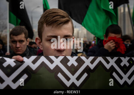 Mosca, Russia. 4 Novembre, 2018. Nazionalisti russi prendere parte in un 'russo marzo' attaccato all'unità nazionale il giorno, a Mosca, Russia Credito: Nikolay Vinokurov/Alamy Live News Foto Stock