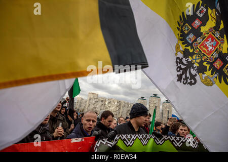 Mosca, Russia. 4 Novembre, 2018. Nazionalisti russi prendere parte in un 'russo marzo' attaccato all'unità nazionale il giorno, a Mosca, Russia Credito: Nikolay Vinokurov/Alamy Live News Foto Stock