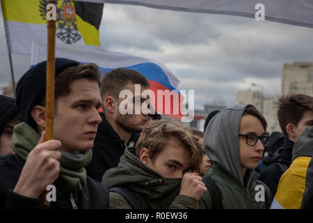 Mosca, Russia. 4 Novembre, 2018. Nazionalisti russi prendere parte in un 'russo marzo' attaccato all'unità nazionale il giorno, a Mosca, Russia Credito: Nikolay Vinokurov/Alamy Live News Foto Stock