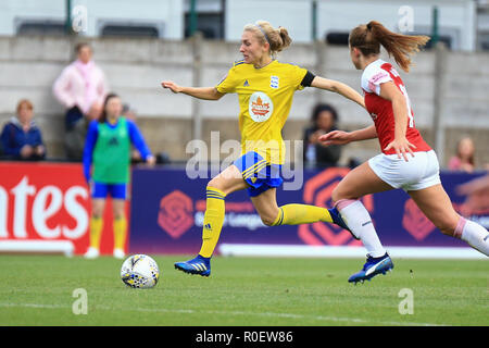 Borehamwood, Londra, Regno Unito. 4 Novembre, 2018. Dell'Arsenal Lisa Evans sfide di Birmingham Folils Emma. Peter Lopeman/Alamy Live News Pietro Lopeman/Alamy Live News Foto Stock