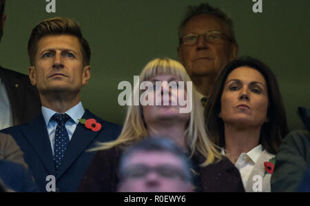 Londra, Regno Unito. 4 Nov 2018. Londra, Regno Unito. 4 Nov 2018. Londra, Regno Unito. 4 Nov 2018. Il palazzo di cristallo proprietario Steve Parrocchia e Susanna Reid durante il match di Premier League tra Chelsea e Crystal Palace a Stamford Bridge, Londra, Inghilterra il 4 novembre 2018. Foto di Andy Rowland. . (La fotografia può essere utilizzata solo per il giornale e/o rivista scopi editoriali. www.football-dataco.com) Credito: Andrew Rowland/Alamy Live News Credito: Andrew Rowland/Alamy Live News Credito: Andrew Rowland/Alamy Live News Foto Stock