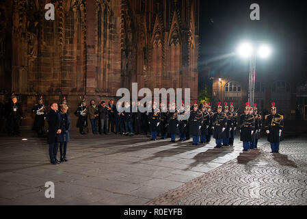 Strasburgo, Francia. 4 Nov 2018. Il Presidente francese Emmanuel Macron e Brigitte Macron, il presidente francese la moglie sono sull' orlo di un concerto per la pace in Europa nella cattedrale di Strasburgo, di fronte all'ingresso della cattedrale. L occasione è la fine della Prima Guerra Mondiale e il ritorno di Alsazia-Lorena di Francia 100 anni fa. Foto: Sebastian Gollnow/dpa Credito: dpa picture alliance/Alamy Live News Credito: dpa picture alliance/Alamy Live News Foto Stock