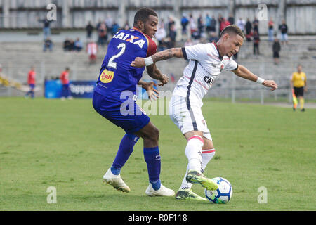 PR - Curitiba - 04/11/2018 - un brasiliano 2018, Paran x Vit ria - Wesley Parana Clube player controversie con Neilton Vitoria giocatore durante una partita a Vila Capanema stadium per il campionato brasiliano a 2018. Foto: Gabriel Machado / AGIF Foto Stock