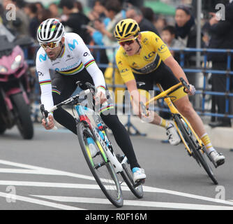 Saitama, Giappone. 4 Novembre, 2018. Ciclista spagnolo Alejandro Valverde di Movista Team conduce British Geraint Thomas di Team Sky durante il Tour de France Saitama criterium in Saitama, suburbana Tokyo domenica, 4 novembre 2018. Campione del Mondo Valvelde ha vinto la gara mentre il Tour de France campione Thomas finito la seconda. Credito: Yoshio Tsunoda/AFLO/Alamy Live News Foto Stock