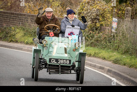 Pyecombe, East Sussex, Regno Unito. Il 4 novembre 2018. I Proprietari Driver e prendere parte al 79th "Bonham's" Londra a Brighton Veteran car run. Il 60 miglio percorso, partendo in Hyde Park Londra conclude a Madeira Drive Brighton. I veicoli in questo anno evento annuale, compreso un 1895 Peugeot e un 1898 Panhard et Levassor erano tutti costruiti tra il 1893 e il 1905. Credito: Newspics Regno Unito Sud/Alamy Live News Foto Stock