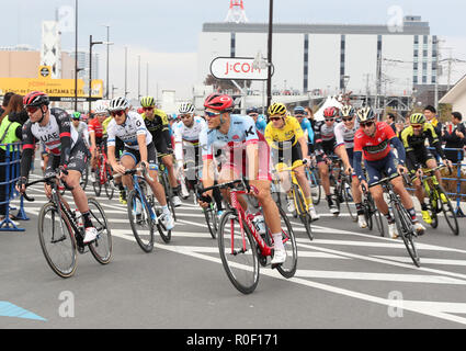 Saitama, Giappone. 4 Novembre, 2018. Un pacco di ciclisti avviare il Tour de France Saitama criterium in Saitama, suburbana Tokyo domenica, 4 novembre 2018. Il campione del mondo spagnolo Alejandro Valvelde di Movista Team ha vinto la gara mentre il vincitore del Tour de France British Geraint Thomas di Team Sky ha terminato la seconda. Credito: Yoshio Tsunoda/AFLO/Alamy Live News Foto Stock