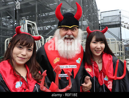 Saitama, Giappone. 4 Novembre, 2018. Tedesco ventola ciclismo Didi Senft (C) sorrisi con ragazze giapponesi prima di iniziare il Tour de France Saitama criterium in Saitama, suburbana Tokyo domenica, 4 novembre 2018. Credito: Yoshio Tsunoda/AFLO/Alamy Live News Foto Stock