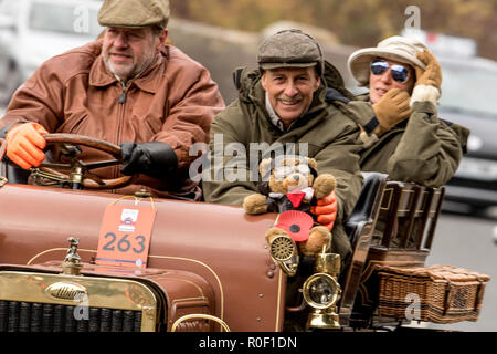 Pyecombe, East Sussex, Regno Unito. Il 4 novembre 2018. I Proprietari Driver e prendere parte al 79th "Bonham's" Londra a Brighton Veteran car run. Il 60 miglio percorso, partendo in Hyde Park Londra conclude a Madeira Drive Brighton. I veicoli in questo anno evento annuale, compreso un 1895 Peugeot e un 1898 Panhard et Levassor erano tutti costruiti tra il 1893 e il 1905. Credito: Newspics Regno Unito Sud/Alamy Live News Foto Stock