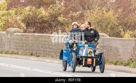 Pyecombe, East Sussex, Regno Unito. Il 4 novembre 2018. I Proprietari Driver e prendere parte al 79th "Bonham's" Londra a Brighton Veteran car run. Il 60 miglio percorso, partendo in Hyde Park Londra conclude a Madeira Drive Brighton. I veicoli in questo anno evento annuale, compreso un 1895 Peugeot e un 1898 Panhard et Levassor erano tutti costruiti tra il 1893 e il 1905. Credito: Newspics Regno Unito Sud/Alamy Live News Foto Stock