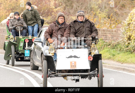 Pyecombe, East Sussex, Regno Unito. Il 4 novembre 2018. I Proprietari Driver e prendere parte al 79th "Bonham's" Londra a Brighton Veteran car run. Il 60 miglio percorso, partendo in Hyde Park Londra conclude a Madeira Drive Brighton. I veicoli in questo anno evento annuale, compreso un 1895 Peugeot e un 1898 Panhard et Levassor erano tutti costruiti tra il 1893 e il 1905. Credito: Newspics Regno Unito Sud/Alamy Live News Foto Stock
