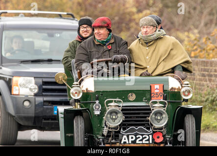 Pyecombe, East Sussex, Regno Unito. Il 4 novembre 2018. I Proprietari Driver e prendere parte al 79th "Bonham's" Londra a Brighton Veteran car run. Il 60 miglio percorso, partendo in Hyde Park Londra conclude a Madeira Drive Brighton. I veicoli in questo anno evento annuale, compreso un 1895 Peugeot e un 1898 Panhard et Levassor erano tutti costruiti tra il 1893 e il 1905. Credito: Newspics Regno Unito Sud/Alamy Live News Foto Stock