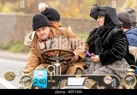 Pyecombe, East Sussex, Regno Unito. Il 4 novembre 2018. I Proprietari Driver e prendere parte al 79th "Bonham's" Londra a Brighton Veteran car run. Il 60 miglio percorso, partendo in Hyde Park Londra conclude a Madeira Drive Brighton. I veicoli in questo anno evento annuale, compreso un 1895 Peugeot e un 1898 Panhard et Levassor erano tutti costruiti tra il 1893 e il 1905. Credito: Newspics Regno Unito Sud/Alamy Live News Foto Stock