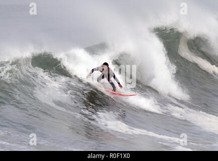 Newquay, Cornwall, Regno Unito. 4 Novembre, 2018. Regno Unito tempesta meteo Oscar genera enormi ondate surfano a Fistral Bay. Newquay,4 Novembre del 2018, Robert Taylor/Alamy Live News. Newquay, Cornwall, Regno Unito. Credito: Robert Taylor/Alamy Live News Foto Stock