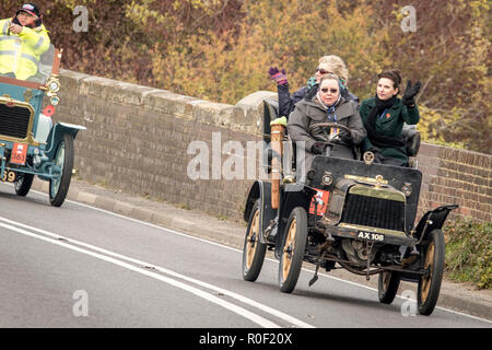 Pyecombe, East Sussex, Regno Unito. Il 4 novembre 2018. I Proprietari Driver e prendere parte al 79th "Bonham's" Londra a Brighton Veteran car run. Il 60 miglio percorso, partendo in Hyde Park Londra conclude a Madeira Drive Brighton. I veicoli in questo anno evento annuale, compreso un 1895 Peugeot e un 1898 Panhard et Levassor erano tutti costruiti tra il 1893 e il 1905. Credito: Newspics Regno Unito Sud/Alamy Live News Foto Stock