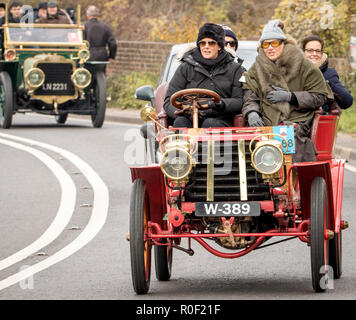 Pyecombe, East Sussex, Regno Unito. Il 4 novembre 2018. I Proprietari Driver e prendere parte al 79th "Bonham's" Londra a Brighton Veteran car run. Il 60 miglio percorso, partendo in Hyde Park Londra conclude a Madeira Drive Brighton. I veicoli in questo anno evento annuale, compreso un 1895 Peugeot e un 1898 Panhard et Levassor erano tutti costruiti tra il 1893 e il 1905. Credito: Newspics Regno Unito Sud/Alamy Live News Foto Stock