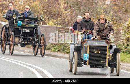 Pyecombe, East Sussex, Regno Unito. Il 4 novembre 2018. I Proprietari Driver e prendere parte al 79th "Bonham's" Londra a Brighton Veteran car run. Il 60 miglio percorso, partendo in Hyde Park Londra conclude a Madeira Drive Brighton. I veicoli in questo anno evento annuale, compreso un 1895 Peugeot e un 1898 Panhard et Levassor erano tutti costruiti tra il 1893 e il 1905. Credito: Newspics Regno Unito Sud/Alamy Live News Foto Stock