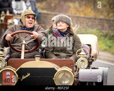 Pyecombe, East Sussex, Regno Unito. Il 4 novembre 2018. I Proprietari Driver e prendere parte al 79th "Bonham's" Londra a Brighton Veteran car run. Il 60 miglio percorso, partendo in Hyde Park Londra conclude a Madeira Drive Brighton. I veicoli in questo anno evento annuale, compreso un 1895 Peugeot e un 1898 Panhard et Levassor erano tutti costruiti tra il 1893 e il 1905. Credito: Newspics Regno Unito Sud/Alamy Live News Foto Stock