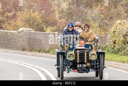 Pyecombe, East Sussex, Regno Unito. Il 4 novembre 2018. I Proprietari Driver e prendere parte al 79th "Bonham's" Londra a Brighton Veteran car run. Il 60 miglio percorso, partendo in Hyde Park Londra conclude a Madeira Drive Brighton. I veicoli in questo anno evento annuale, compreso un 1895 Peugeot e un 1898 Panhard et Levassor erano tutti costruiti tra il 1893 e il 1905. Credito: Newspics Regno Unito Sud/Alamy Live News Foto Stock