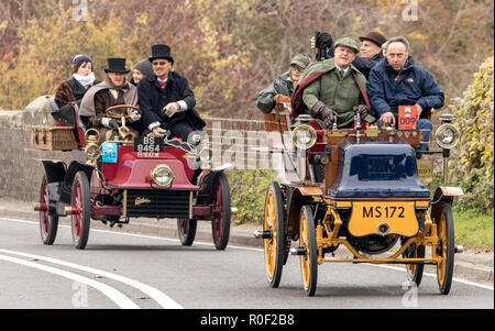 Pyecombe, East Sussex, Regno Unito. Il 4 novembre 2018. I Proprietari Driver e prendere parte al 79th "Bonham's" Londra a Brighton Veteran car run. Il 60 miglio percorso, partendo in Hyde Park Londra conclude a Madeira Drive Brighton. I veicoli in questo anno evento annuale, compreso un 1895 Peugeot e un 1898 Panhard et Levassor erano tutti costruiti tra il 1893 e il 1905. Credito: Newspics Regno Unito Sud/Alamy Live News Foto Stock