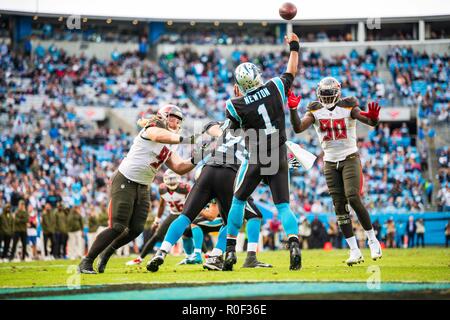 Carolina Panthers quarterback Cam Newton (1) durante la NFL partita di calcio tra il Tampa Bay Buccaneers e il Carolina Panthers domenica 4 novembre 2018 a Charlotte, NC. Giacobbe Kupferman/CSM Foto Stock