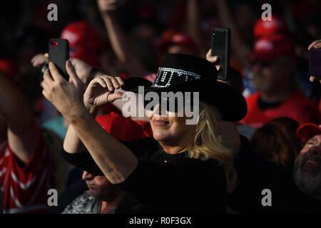 Macon, Georgia, Stati Uniti d'America. 4 Novembre, 2018. Persone fotografia Air Force One come presidente Trump arriva al rally Il supporto per la Georgia GOP candidato per la carica di governatore Brian Kemp a Macon, Georgia Domenica. I sondaggi mostrano Kemp statisticamente legata con il suo avversario democratico Stacey Abrams, che potrebbe diventare la nazione prima femmina nero di governatore. Credito: Miguel Juarez Lugo/ZUMA filo/Alamy Live News Foto Stock