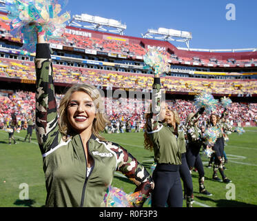 Landover, MD, Stati Uniti d'America. 4 Novembre, 2018. Washington Redskins cheerleader esegue prima un NFL partita di calcio tra Washington Redskins e i falchi di Atlanta a FedEx in campo Landover, MD. Justin Cooper/CSM/Alamy Live News Foto Stock