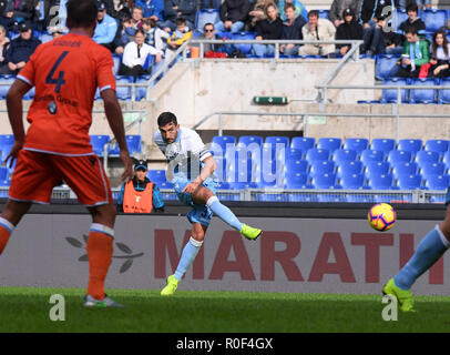 Roma, Italia. 4 Novembre, 2018. Lazio di Danilo Cataldi punteggi durante la serie di una partita di calcio tra Lazio e Spal in Roma, Italia, nov. 4, 2018. Il Lazio ha vinto 4-1. Credito: Alberto Lingria/Xinhua/Alamy Live News Foto Stock