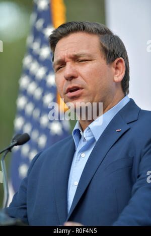 Boca Raton, FL, Stati Uniti d'America. 04 Nov, 2018. Ron DeSantis, Rudy Giuliani e Procuratore generale Pam Bondi in Boca Raton il 4 novembre 2018 in Boca Raton, Florida. Credito: Hoo Me.Com/Media punzone *** No Ny Paper***/Alamy Live News Foto Stock