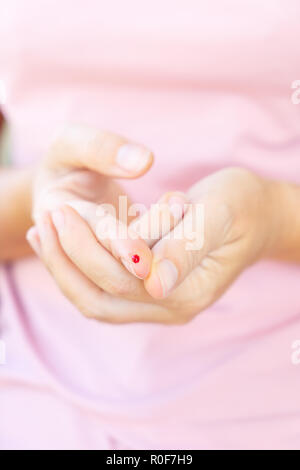 Measurnig livello di zucchero nel sangue Foto Stock