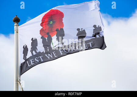 Non dimentichiamolo bandiera soffia nella brezza a Swanage per ricordo e marcatura 100 anni dopo la fine della Prima Guerra Mondiale il giorno dell'Armistizio, Dorset Foto Stock