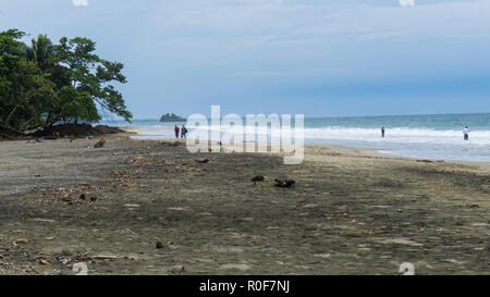 Incredibile costa lunga in Costa Rica con scura sabbia tropicale Foto Stock