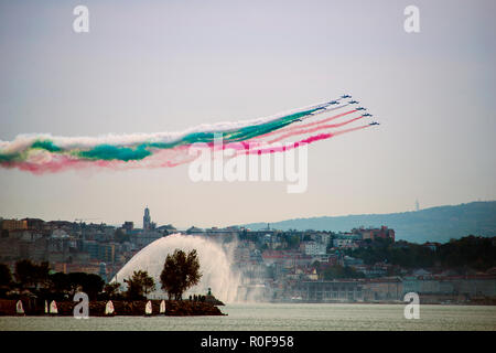 4 11 2018 Trieste, Italia. Aria acrobatiche prestazioni delle Frecce Tricolori -- Frecce Tricolore. Foto Stock
