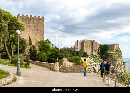 Visite turistiche i turisti al Castello di Venere o il Castello di Venere, un castello normanno, Erice, provincia di Trapani, Sicilia, Italia. Foto Stock