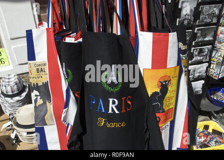 Negozi vendono souvenir grembiuli di Parigi, cappelli e cartoline vicino alla Place du Tertre nel quartiere di Montmartre, Paris, Francia. Foto Stock