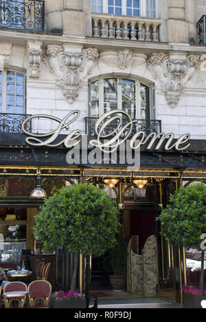 Le Dome, un bar storico che era popolare con molti scrittori e artisti nella zona di Montparnasse di Parigi, Francia. Foto Stock