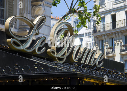 Le Dome, un bar storico che era popolare con molti scrittori e artisti nella zona di Montparnasse di Parigi, Francia. Foto Stock