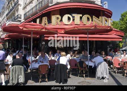 Persone pranzo presso La Rotonde, una popolare e storico cafe nella zona di Montparnasse di Parigi, Francia. Foto Stock