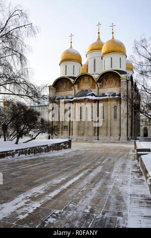 Cattedrale dell Assunzione del Cremlino di Mosca in una fredda giornata invernale Foto Stock