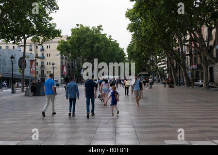 La gente camminare lungo La Rambla, Barcelona, Spagna Foto Stock