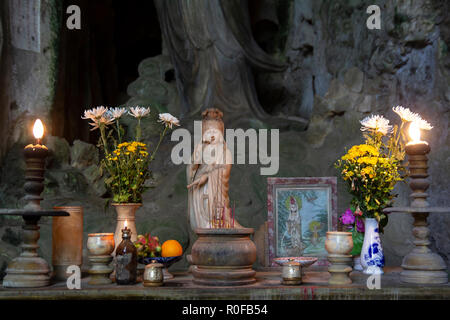 Statua su oriental altare in Vietnam Foto Stock