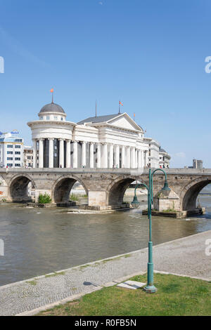 Il vecchio ponte di pietra e il Museo di Archeologia di fronte fiume Vardar, Skopje, Regione di Skopje, Repubblica di Macedonia del nord Foto Stock